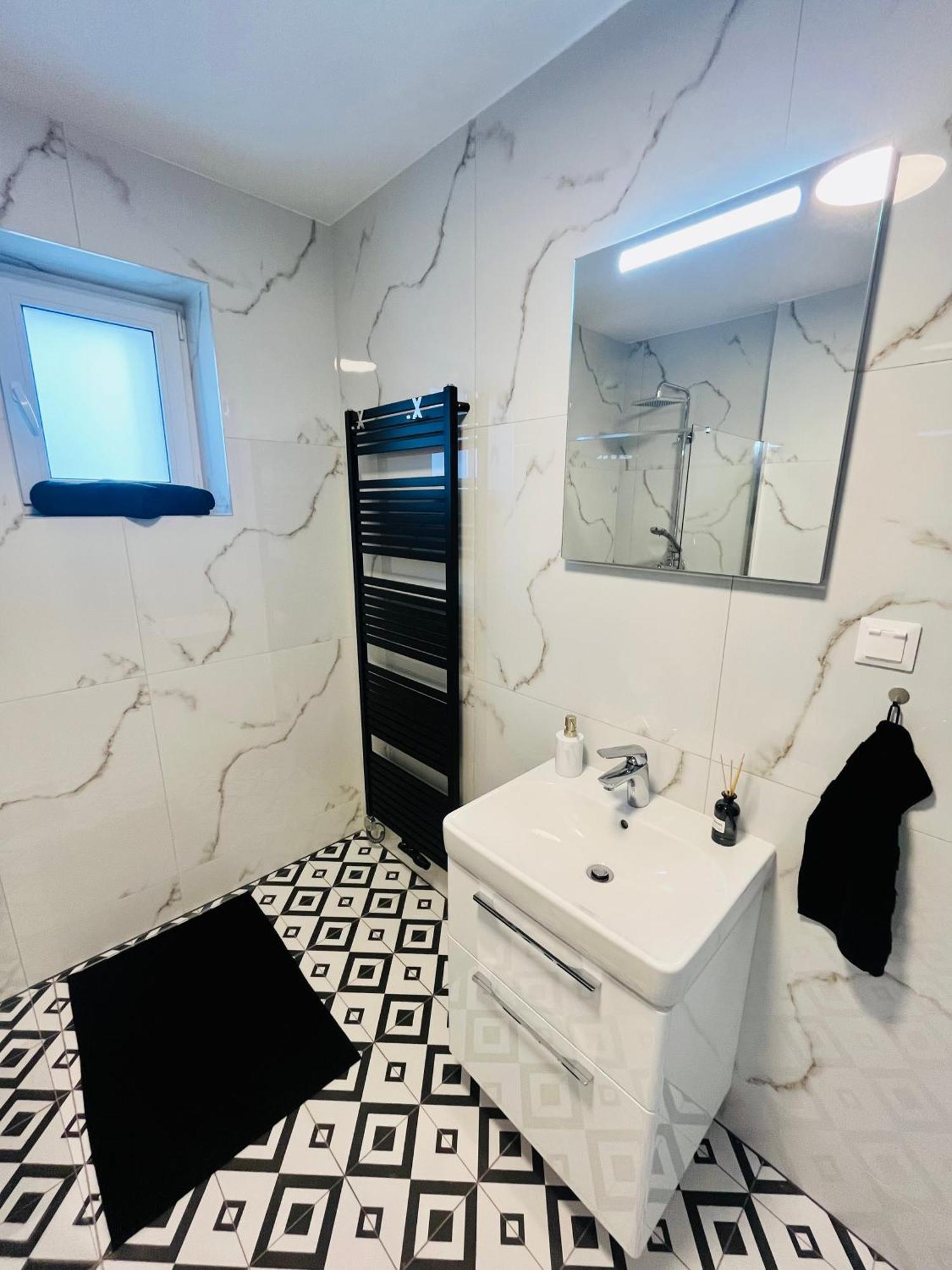באנסקה ביסטריצה Apartment Riviera Centrum, Private Parking And Smart Check In מראה חיצוני תמונה